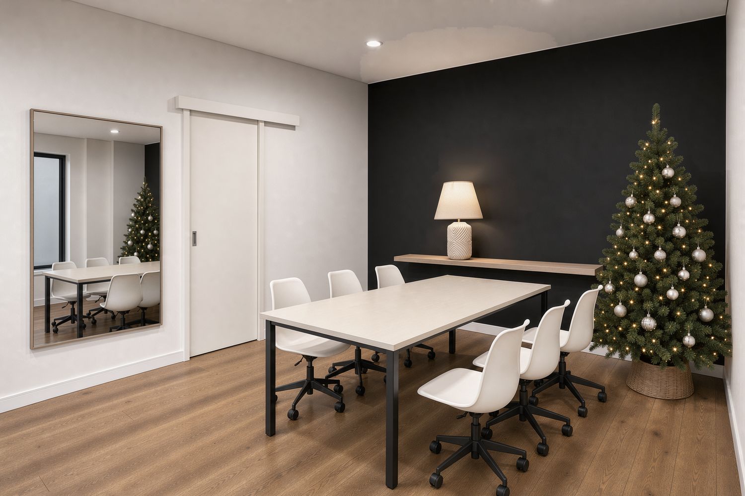 Salle de réunion après : arbre de Noël, miroir, lampe sur une tablette